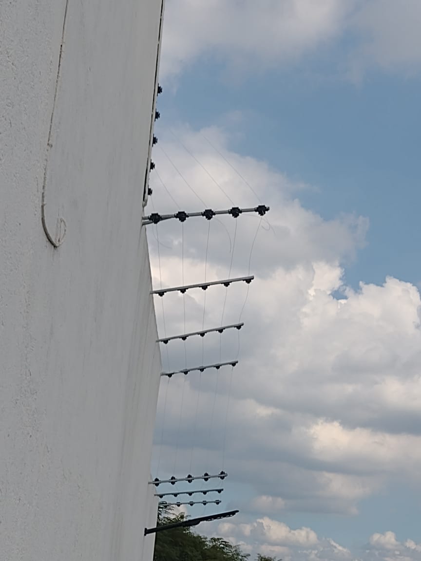 Cerco eléctrico instalado en muro